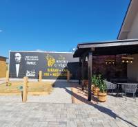 Vendéglátóhelyek Újfaluban terasszal, homokozóval és tematikus kilátással.