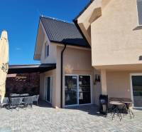 Újfalusi vendéglátóhelyek külső tere terasszal és modern dizájnnal.