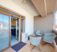 Erkély rattan bútorokkal egy 3 szobás lakásban, Nagyabony, Lipova, konyhához való hozzáféréssel.