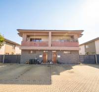 A Nagy-Béli Lipova utcai lakóház külső része burkolt udvarral.