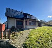 Családi ház Sárosfeketén gyepesített udvarral, ferde tetővel és kerttel.