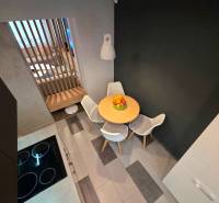 Konyhasarok egy kétszobás lakásban étkezőasztallal és székekkel.