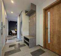 Előszoba egy kétszobás lakásban kerámia padlóval és fogasfallal.