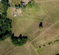 Légi felvétel a Banská Belában található telkekről, amelyek lakhatásra alkalmasak, zöldövezettel körülvéve.