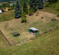 Telek Banská Belában, lakóövezeti besorolással, filagóriával és kerttel, természeti környezetben.