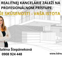 Egy nő keresztbe tett karokkal egy családi ház vázlatának hátterében, elérhetőségi adatok.