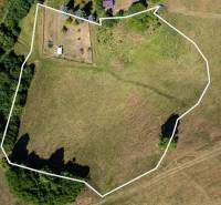 Légi felvétel a lakóterületnek szánt telkekről, zöldövezet által körülvéve Banská Belán.