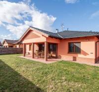 Családi ház a Krajná utcában Stupaván, téglafal, tágas udvar, terasz.