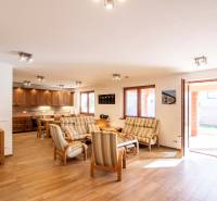 Nappali étkezővel és konyhával, fa dekoros padló, családi ház.