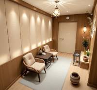 Családi ház belső tere világos virágokkal, kényelmes fotelekkel és fa dekorációjú padlóval.