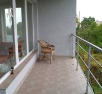 A bystričkai családi ház terasza üvegfalakkal és panorámás kilátással.