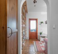 Négy szobás lakás nappalija mintás szőnyeggel, hintalámpával és faajtókkal.