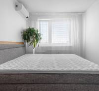 Hálószoba légkondicionálóval és ággyal egy 4 szobás lakásban.