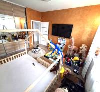 Gyerekszoba családi házban játékokkal, ággyal és szekrényekkel. Fa dekorációjú padló.