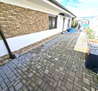 Családi ház a Galánta Ifjúsági utcáján, végig viacolor burkolattal.