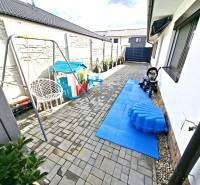 Udvar a galántai Mládežnícka utcai családi ház mellett játszótérrel és hintával.