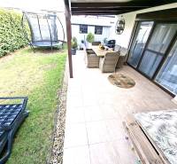 A galántai Ifjúsági utcában lévő családi háznak van gyepje, terasza bútorokkal és trambulinnal.