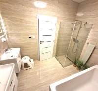 Fürdőszoba családi házban káddal, zuhanyzóval és dupla mosdóval.