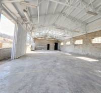 Tágas gyártóhelyiségek látható mennyezeti szerkezetekkel Nagykürtös városában.