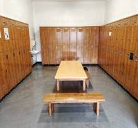 Gyártóhelyiségek fa szekrényekkel és fém padlóval.