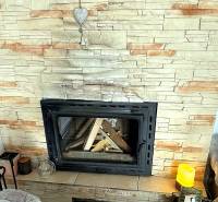 Kandalló egy 2 szobás lakásban műkő burkolattal és dekoratív szívvel.