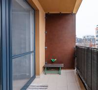 Az egyszobás lakás erkélye a Béžová utcában, Pozsony-Petržalka.