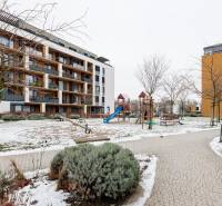 Lakóház a Béžová utcában, Pozsony-Petržalkán, játszótérrel és téli hangulattal.