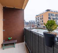 Az egyszobás lakás erkélye a Béžová utcában, Pozsony-Petržalkán, zölddel és padokkal.