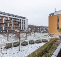 Havas udvar játszótérrel a lakóházak között Pozsonyban, a Béžová utcában.