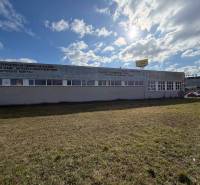 Épület Érsekújváron, az Érsekújvári utcán, kategória: Raktárak és csarnokok.