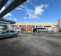 Raktárak és csarnokok Érsekújvárban, az Érsekújvári utcában ipari komplexummal és autókkal.