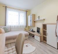 Világos szoba ággyal, íróasztallal és szekrénnyel egy 4 szobás lakásban.