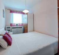 Hálószoba fehér ágyneművel és szekrényekkel, 4 szobás lakás.