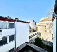 Kilátás egy épületből a pozsonyi Trenčianska utcán - Ružinovban, a környező házakkal.