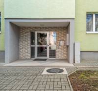 Vchod do bytového domu na Súmračnej ulici v Bratislave - Ružinov.