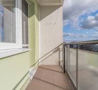 Balkón 1-izbového bytu v Bratislave - Ružinove, na ulici Súmračná s výhľadom na mesto.