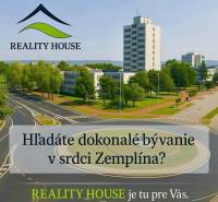 Körforgalom épületekkel és parkosított zöldterülettel Hnojné városában, kategória: Lakóövezeti telkek.