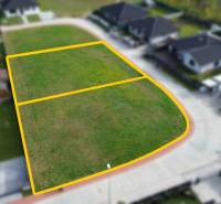 Pozemky Kočovciban lakhatásra alkalmasak, családi házakkal körülvéve, csendes környezetben.