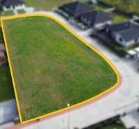 Telkek - lakóövezet Kočovce-ben, zöld terület beépítéssel határolva.