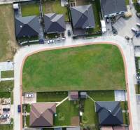 Légi felvétel a lakóövezeti telkekről Kočovce-ban, amelyek lakóterületek számára vannak kijelölve.