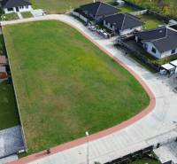 Légi felvétel a lakóterületekről Kocson, családi házakkal körülvéve.