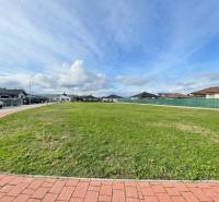 Tágas építési telek Kočovce-ban, családi házakkal körülvéve.