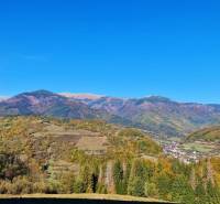 Kilátás a festői tájra Mýto pod Ďumbierom körül és a környező hegyekre.