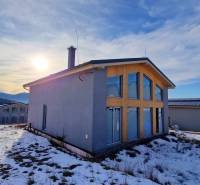 A Dolná Lehota-i ház havas kilátást nyújt a hegyvidéki tájra és az erdőkre.