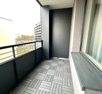 Erkély egy 2 szobás lakásban dekoratív burkolattal Kassán, a Poprádi utcában.