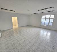 Üres üzlethelyiség csempével és ablakkal.