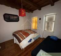 Hálószoba családi házban dekoratív elemekkel és fa dekorációjú padlóval.