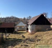 Családi ház Lipócon kőkerttel és természetes környezettel a domboldalon.