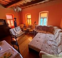 Nappali egy családi házban nagy kanapéval és fa dekorációjú padlóval.