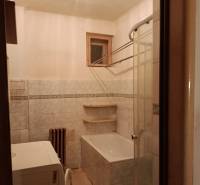 Fürdőszoba káddal és mosógéppel egy kétszobás lakásban, csempe és ablak.